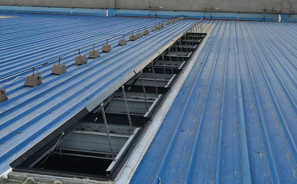 某城市大型商业综合体中庭青铜峡排烟窗工程